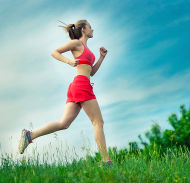 Genç kadın yaz park kırsal yol. Açık egzersizleri. J