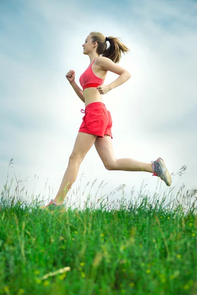 运行夏季公园农村公路的年轻女人。户外锻炼。J — 图库照片