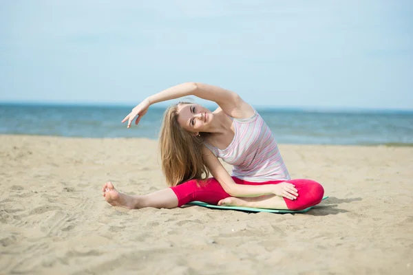 Genç Bayan pratik yoga. Okyanus deniz kıyısına yakın egzersiz. — Stok fotoğraf