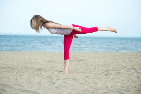 Genç Bayan pratik yoga. Okyanus deniz kıyısına yakın egzersiz. — Stok fotoğraf
