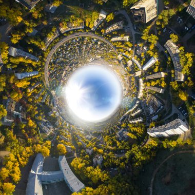 Kavşaklar, yollar, evler, binalar ve Parklar ile havadan şehir görünümü .