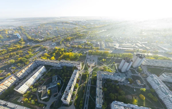 Vista aérea de la ciudad con encrucijadas, caminos, casas, edificios y parques  . —  Fotos de Stock