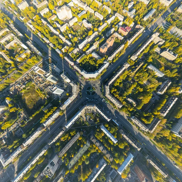 Vista aérea de la ciudad con encrucijadas, caminos, casas, edificios y parques  . —  Fotos de Stock