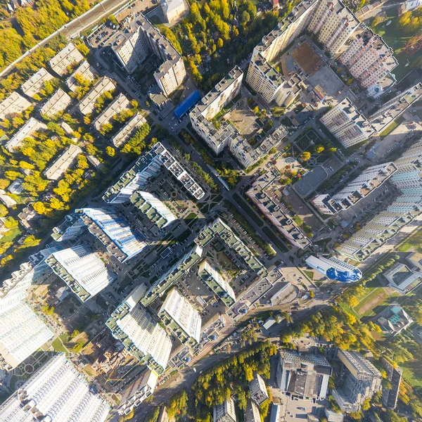 Lucht Stadszicht met kruispunten, wegen, huizen, gebouwen en parken . — Stockfoto