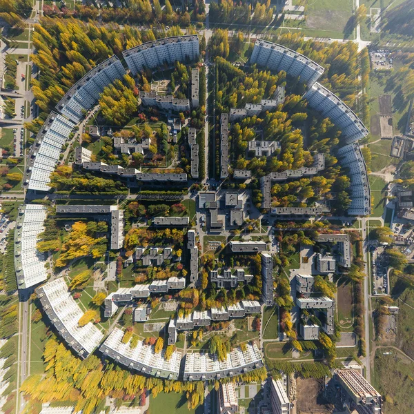 Lucht uitzicht op de stad met kruispunten en wegen, huizen, gebouwen, parken en parkeerplaatsen, bruggen. Een helikopterschot. Panoramisch beeld. — Stockfoto