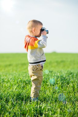 Açık çekim eski bir kamera ile küçük çocuk.