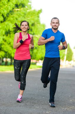 Açık havada çalışan eğitim kaçakçıları. Şehir dışında koşu çalışan çift.