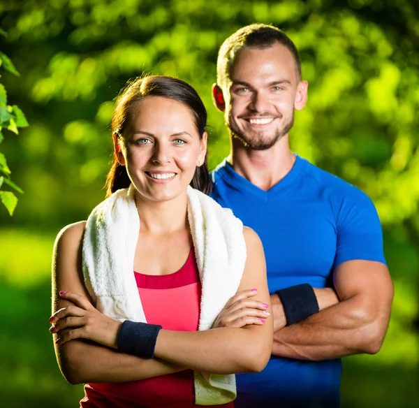 Homem e mulher atléticos após o exercício de fitness — Fotografia de Stock