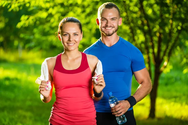 Atletický muž a žena po fitness cvičení — Stock fotografie