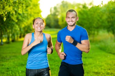 Açık havada çalışan eğitim kaçakçıları. Şehir dışında koşu çalışan çift.