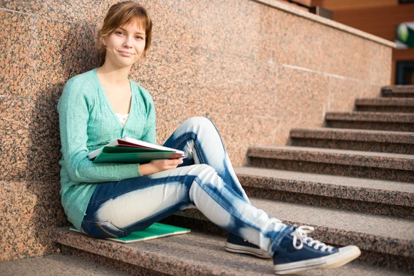 Mädchen sitzt auf Treppe und liest Notiz — Stockfoto