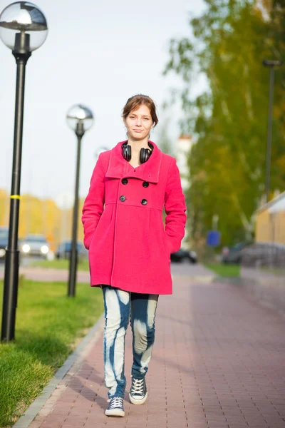 Sonbahar street yürüyüş kırmızı paltolu güzel kadın. — Stok fotoğraf