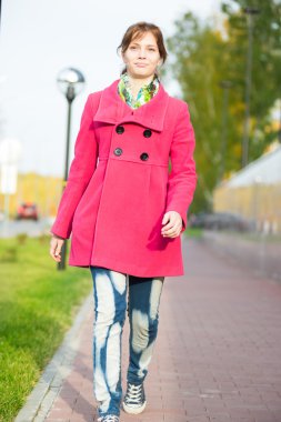 Sonbahar street yürüyüş kırmızı paltolu güzel kadın.