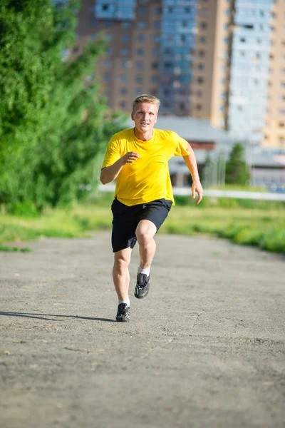 Спортивний чоловік біжить у міському вуличному парку. Фітнес на відкритому повітрі . — стокове фото