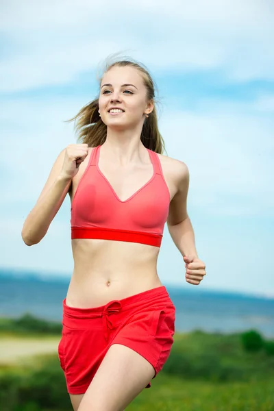 Fiatal nő fut nyáron park vidéki út. Szabadtéri gyakorlatok. J — Stock Fotó