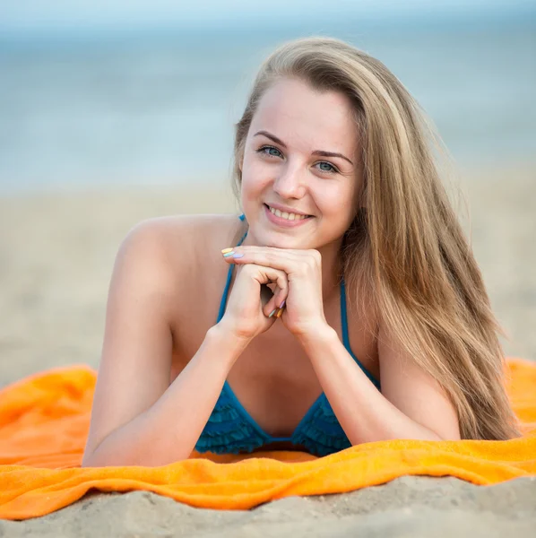 Młoda dama opalając się na plaży. Piękna kobieta pozowanie w — Zdjęcie stockowe