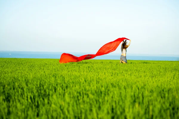 Giovane donna felice nel campo di grano con tessuto. Stile di vita estivo — Foto Stock