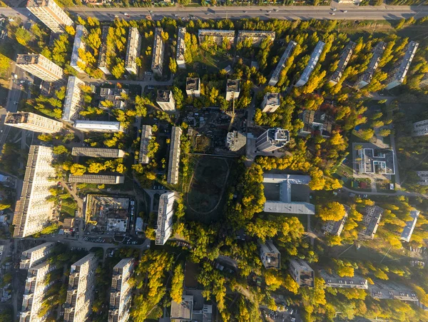 Vista aérea de la ciudad con encrucijadas, caminos, casas, edificios y parques  . —  Fotos de Stock