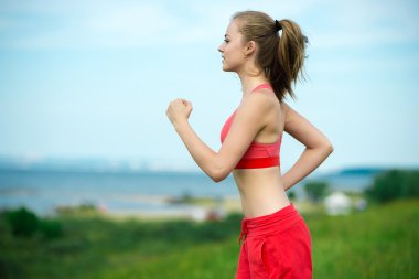 Genç kadın yaz park kırsal yol. Açık egzersizleri. J