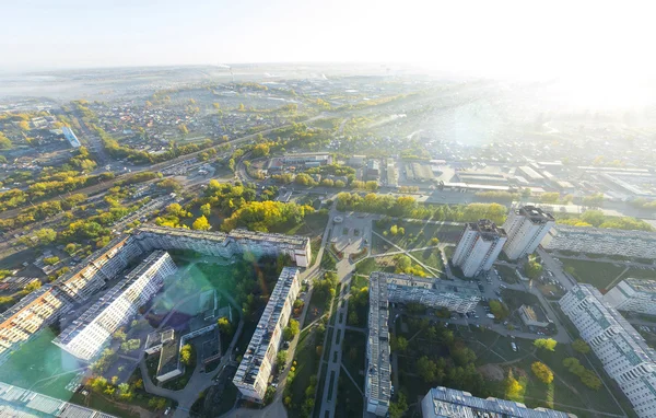 Vista aérea de la ciudad con encrucijadas, caminos, casas, edificios y parques —  Fotos de Stock