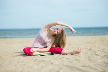 Genç Bayan pratik yoga. Okyanus deniz kıyısına yakın egzersiz.