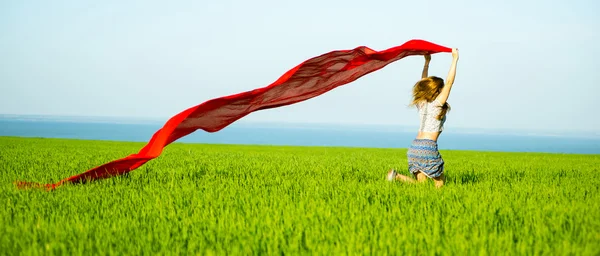 Jeune femme heureuse dans le champ de blé avec du tissu. Style de vie estival — Photo