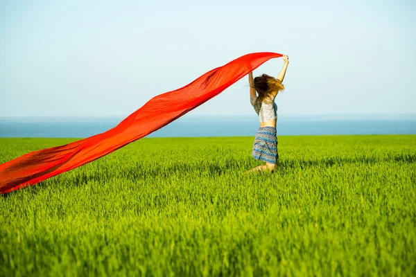 Jeune femme heureuse dans le champ de blé avec du tissu. Style de vie estival — Photo