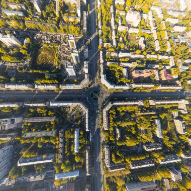 Kavşaklar, yollar, evler, binalar ve Parklar ile havadan şehir görünümü .