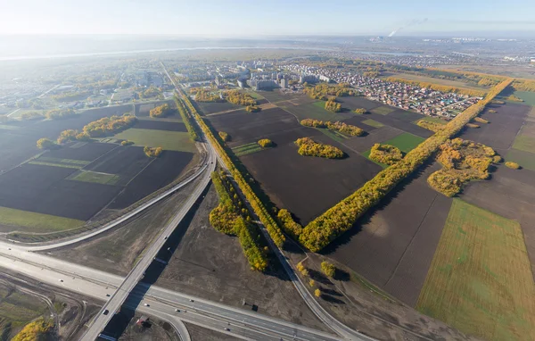 Drogi lotnicze wymiany, wiadukt. Skrzyżowaniu Zobacz parkingi, mosty. Copter strzał. Obraz panoramiczny. — Zdjęcie stockowe