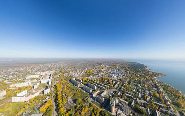 Luchtfoto water elektriciteitscentrale weergave met kruispunt en wegen, civiele gebouwen. — Stockfoto