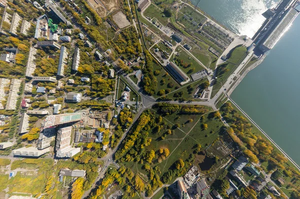 Vista aérea de la central hidroeléctrica con encrucijadas y carreteras, edificios civiles . — Foto de Stock