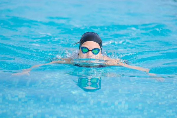 Young girl swimming butterfly stroke style — Stock Photo, Image