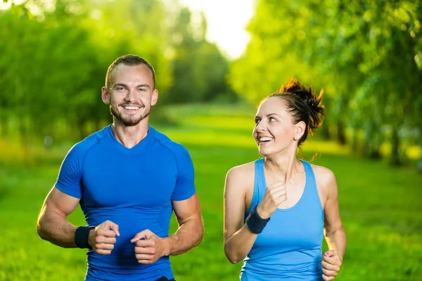 Corredores entrenando al aire libre haciendo ejercicio. Ciudad corriendo pareja corriendo fuera . — Foto de Stock