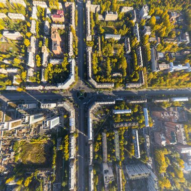 Kavşaklar, yollar, evler, binalar ve Parklar ile havadan şehir görünümü .