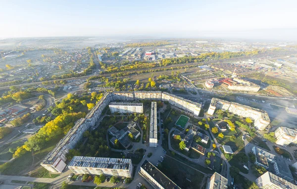 Vista aérea de la ciudad con encrucijadas, caminos, casas, edificios y parques  . —  Fotos de Stock