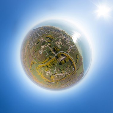 Mavi deniz sahilinde yaz evi köyünün havadan görünümü.