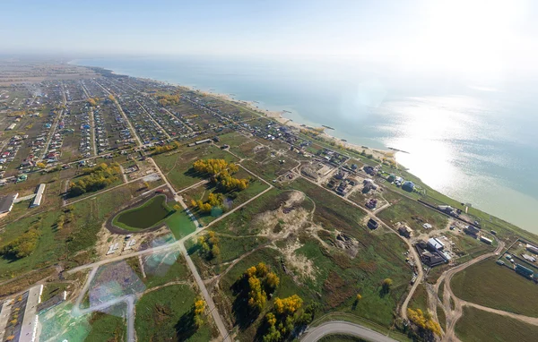 Luchtfoto van een dorp zomer huis aan blauwe Zeekust. — Stockfoto