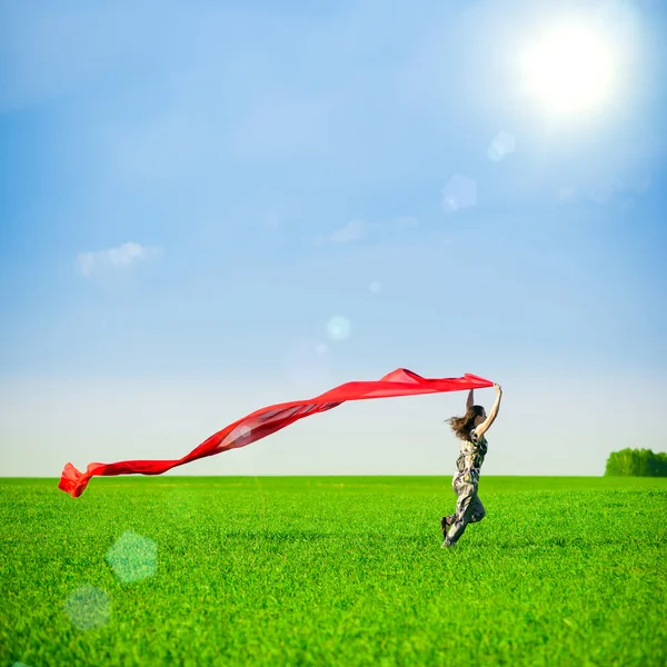 아름 다운 젊은 여자 색된 조직으로 녹색 풀밭에 점프 — 스톡 사진