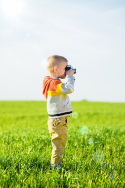 Açık çekim eski bir kamera ile küçük çocuk.