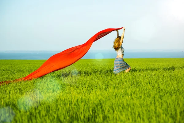 Jeune femme heureuse dans le champ de blé avec du tissu. Style de vie estival — Photo