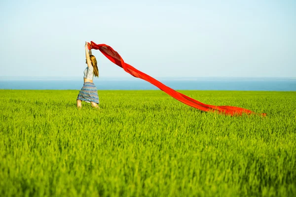 Gelukkig jonge vrouw in een tarweveld met stof. Zomer levensstijl — Stockfoto