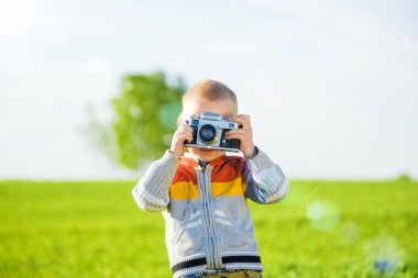 Açık çekim eski bir kamera ile küçük çocuk.