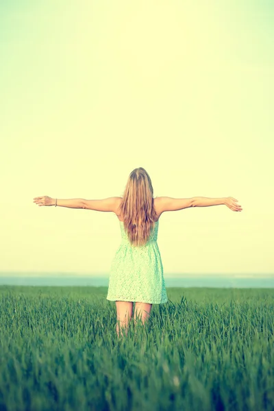 Felicidad mujer estancia al aire libre bajo la luz del sol de la puesta del sol — Foto de Stock