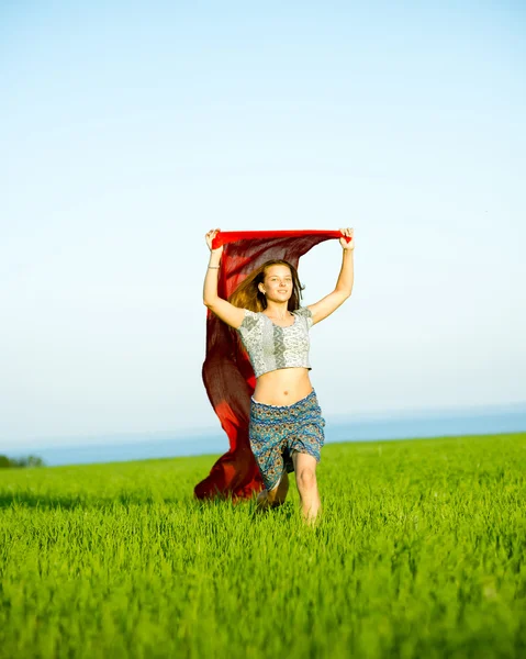 Молодая счастливая женщина на пшеничном поле с тканью. Летний образ жизни — стоковое фото
