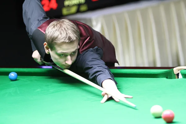 Bangkok, Thailand - SEP 2: Andreas Ploner of Austris participates in a Sangsom Six-red World Championship 2014 at Montien Riverside Hotel on September 2, 2014 in Bangkok, Thailand . — стоковое фото