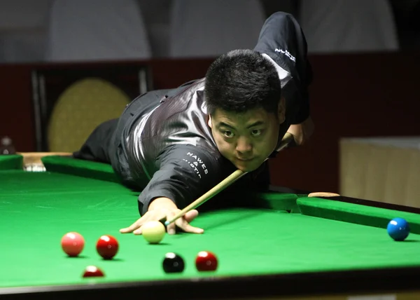 Bangkok, Thailandia - SEP 2: Liang Wenbo della Cina partecipa a un Sangsom Six-red World Championship 2014 al Montien Riverside Hotel il 2 settembre 2014 a Bangkok, Thailandia . — Foto Stock