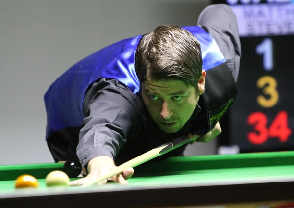 Bangkok, Thailand - SEP 2: Matthew Stevens of Wales participates in a Sangsom Six-red World Championship 2014 at Montien Riverside Hotel on September 2, 2014 in Bangkok, Thailand . — стоковое фото