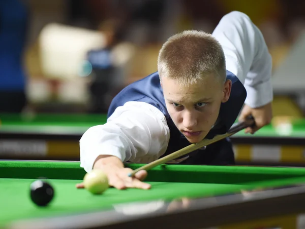 Bangkok, Thailandia - 3 SETTEMBRE: Kacper Filipiak della Polonia partecipa al Sangsom Six-red World Championship 2014 al Montien Riverside Hotel il 3 settembre 2014 a Bangkok, Thailandia . — Foto Stock