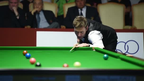 Bangkok, Tailandia - SEP 2: Ricky Walden de Inglaterra participa en un Sangsom Six-red World Championship 2014 en Montien Riverside Hotel el 2 de septiembre de 2014 en Bangkok, Tailandia . — Vídeo de stock