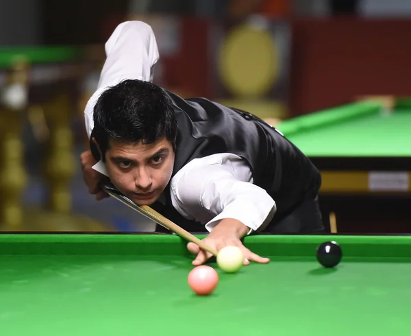 Bangkok, thailand - 4 sep: kamal chawla van india in actie tijdens de sangsom zes-rood world championship 2014 in Neda riverside hotel op 4 september 2014 in bangkok, thailand. — Stockfoto